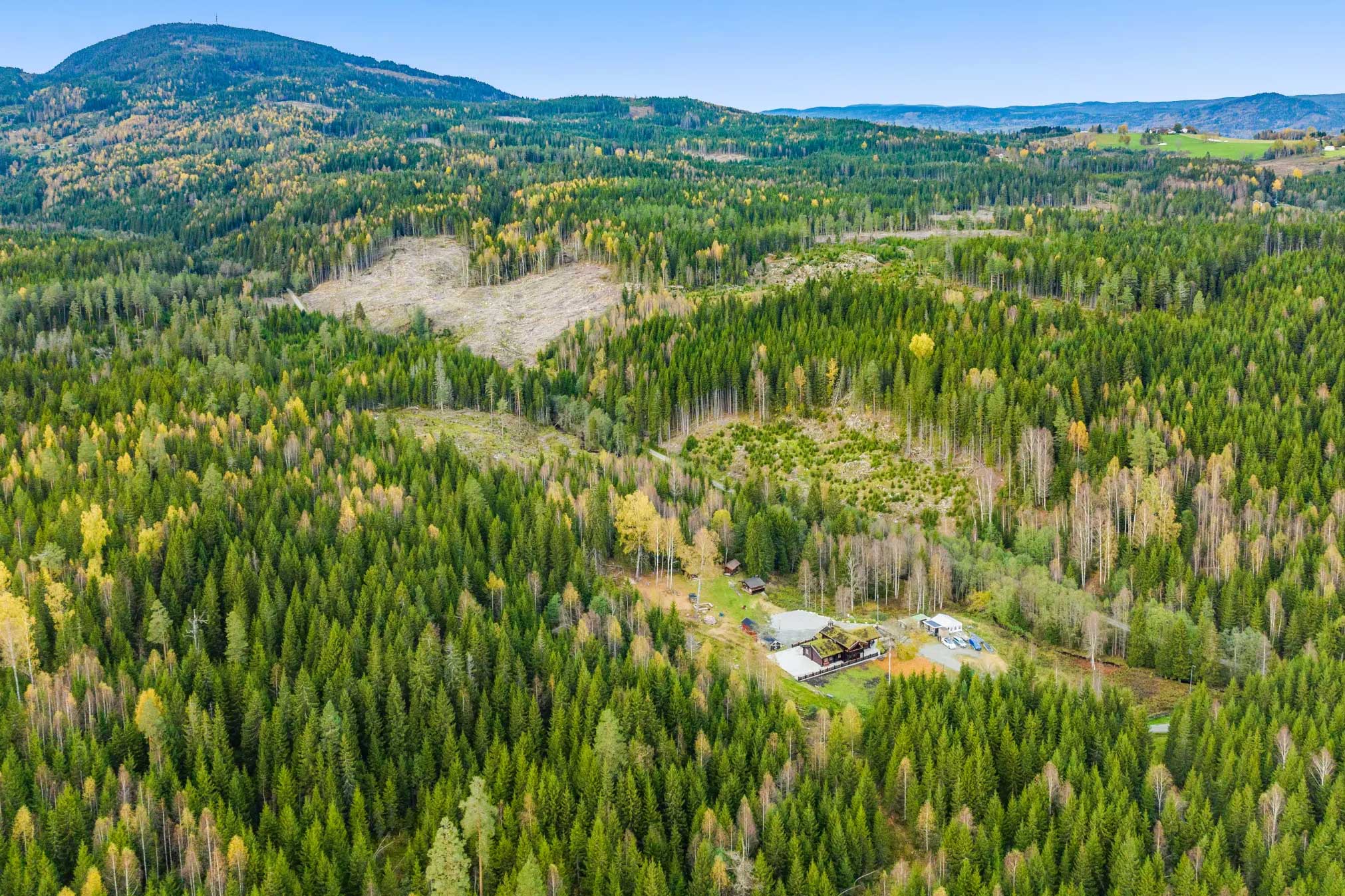 dronebilde av eidsvollhytta, en stor hytte til leie nær Gardermoen