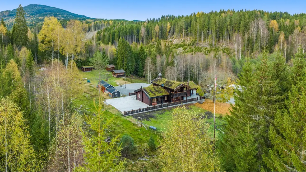 dronebilde av Eidsvollhytta, en stor hytte til leie med 22 sengeplasser