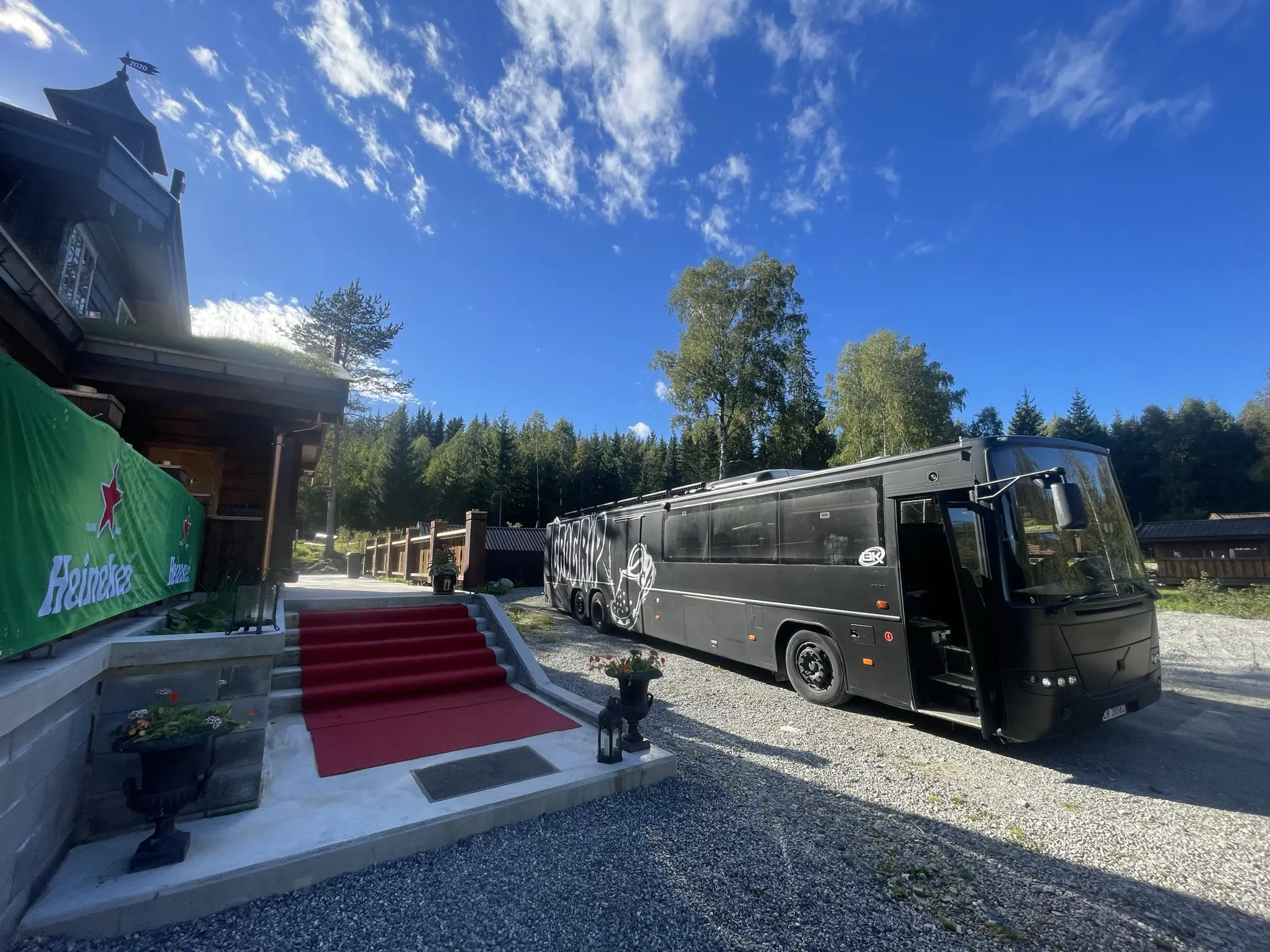 Bilde av russebuss utenfor Eidsvollhytta, som er mulig å leie til utdrikningslag og andre arrangementer