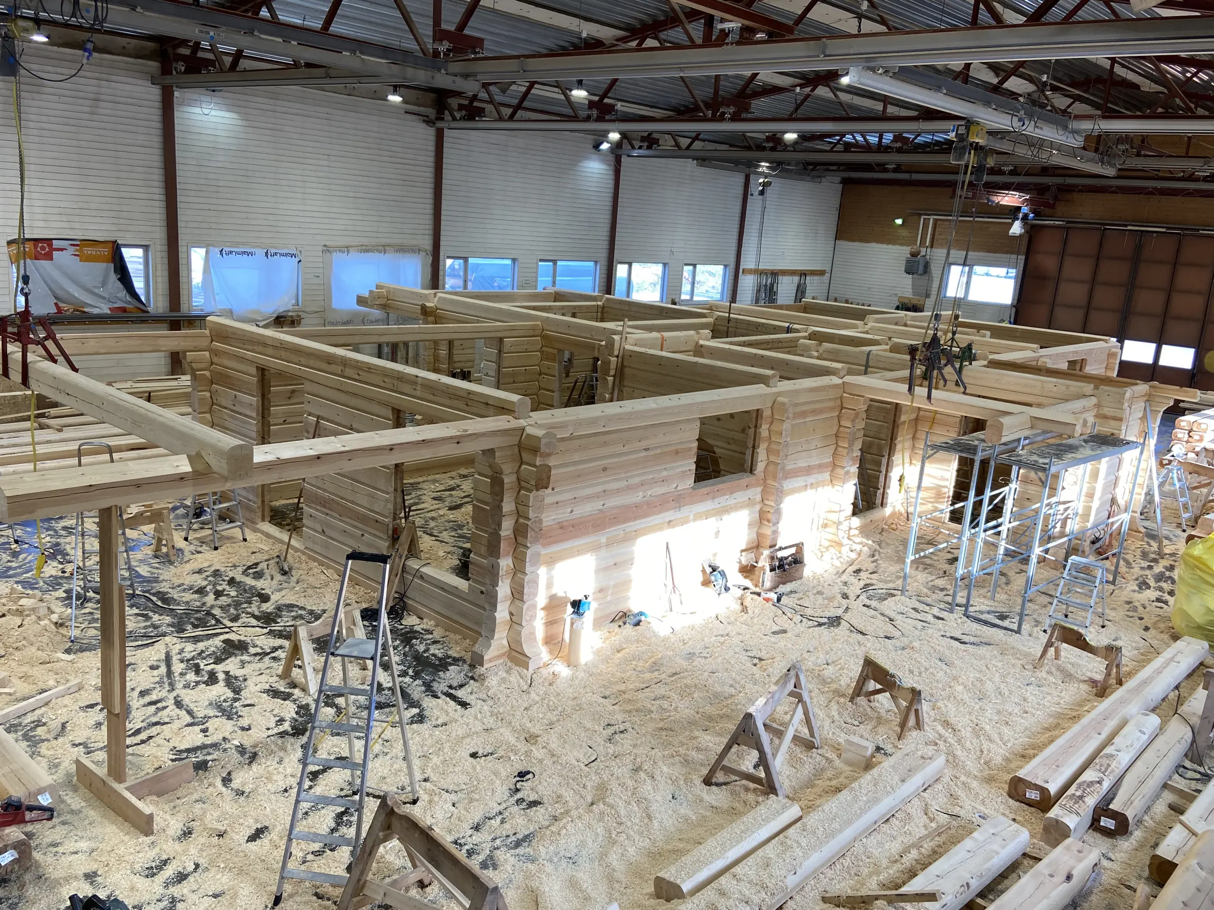 Eidsvollhytta bygges innendørs, tømmer for tømmer